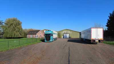 912168 Gezicht op het bedrijfsterrein met opstallen van Handelsmaatschappij Jan Oskam B.V. (Im- en export van groente ...